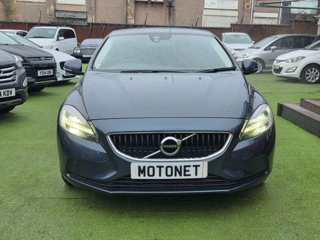 2019 VOLVO V40 2.0 T2 MOMENTUM EDITION 5DR 121 BHP - Photo 4