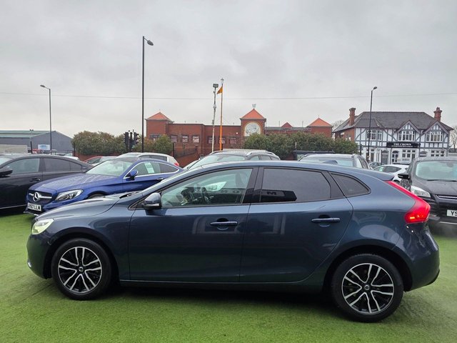 2019 VOLVO V40 2.0 T2 MOMENTUM EDITION 5DR 121 BHP - Photo 6