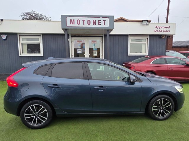 2019 VOLVO V40 2.0 T2 MOMENTUM EDITION 5DR 121 BHP - Photo 9