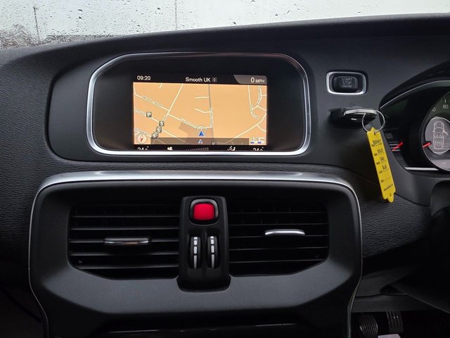 2019 VOLVO V40 2.0 T2 MOMENTUM EDITION 5DR 121 BHP - Photo 2