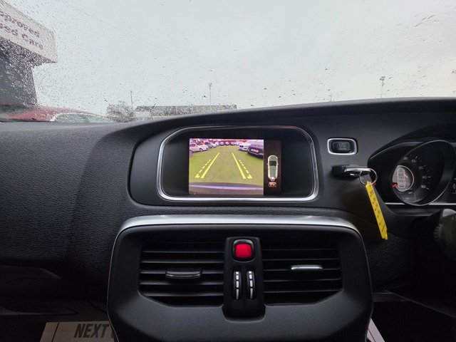 2019 VOLVO V40 2.0 T2 MOMENTUM EDITION 5DR 121 BHP - Photo 3