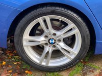 USED 2018 68 BMW 3 SERIES SALOON 2.0 320I M SPORT 4d 181 BHP STUNNING LOW MILEAGE 2018/68reg BMW 320i M-SPORT 4DR AUTOMATIC - 2 FORMER KEEPERS - 12 MONTHS FREE WARRANTY/BREAKDOWN RECOVERY - SERVICE HISTORY - 32,700 MILES ONLY - SATELLITE NAVIGATION - FULL DAKOTA BLACK LEATHER