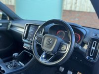 USED 2019 19 VOLVO XC40 1.5 T3 (155) R DESIGN Pro 5dr Euro 6 (Black Leather Seats, Electric Drivers Seat, Heated Windscreen, Satellite Navigation) NATIONWIDE DELIVERY - RESERVE ONLINE TODAY