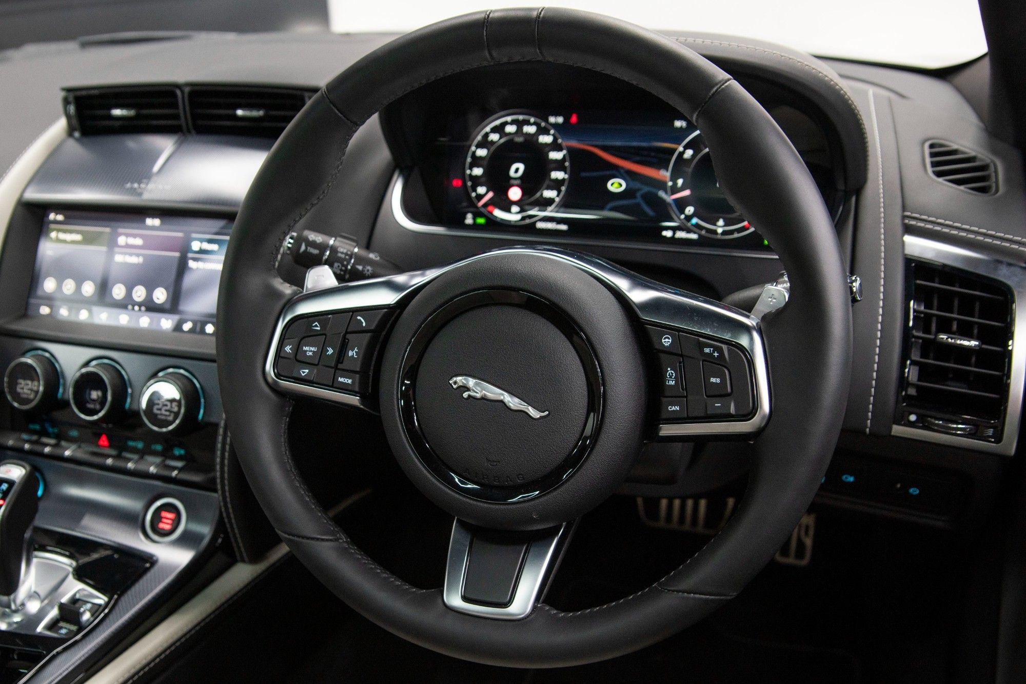 USED 2021 21 JAGUAR F-TYPE 5.0 V8 R-DYNAMIC 2d 444 BHP 