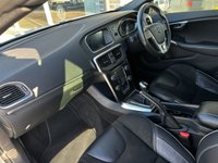 USED 2018 18 VOLVO V40 2.0 T3 R-DESIGN NAV PLUS 5d 150 BHP SATELLITE NAVIGATION - BLUETOOTH HANDSFREE - DAB RADIO - 17&rdquo; IXION ALLOY WHEELS - REAR PARKING CAMERA - REAR PARK ASSIST - CRUISE CONTROL