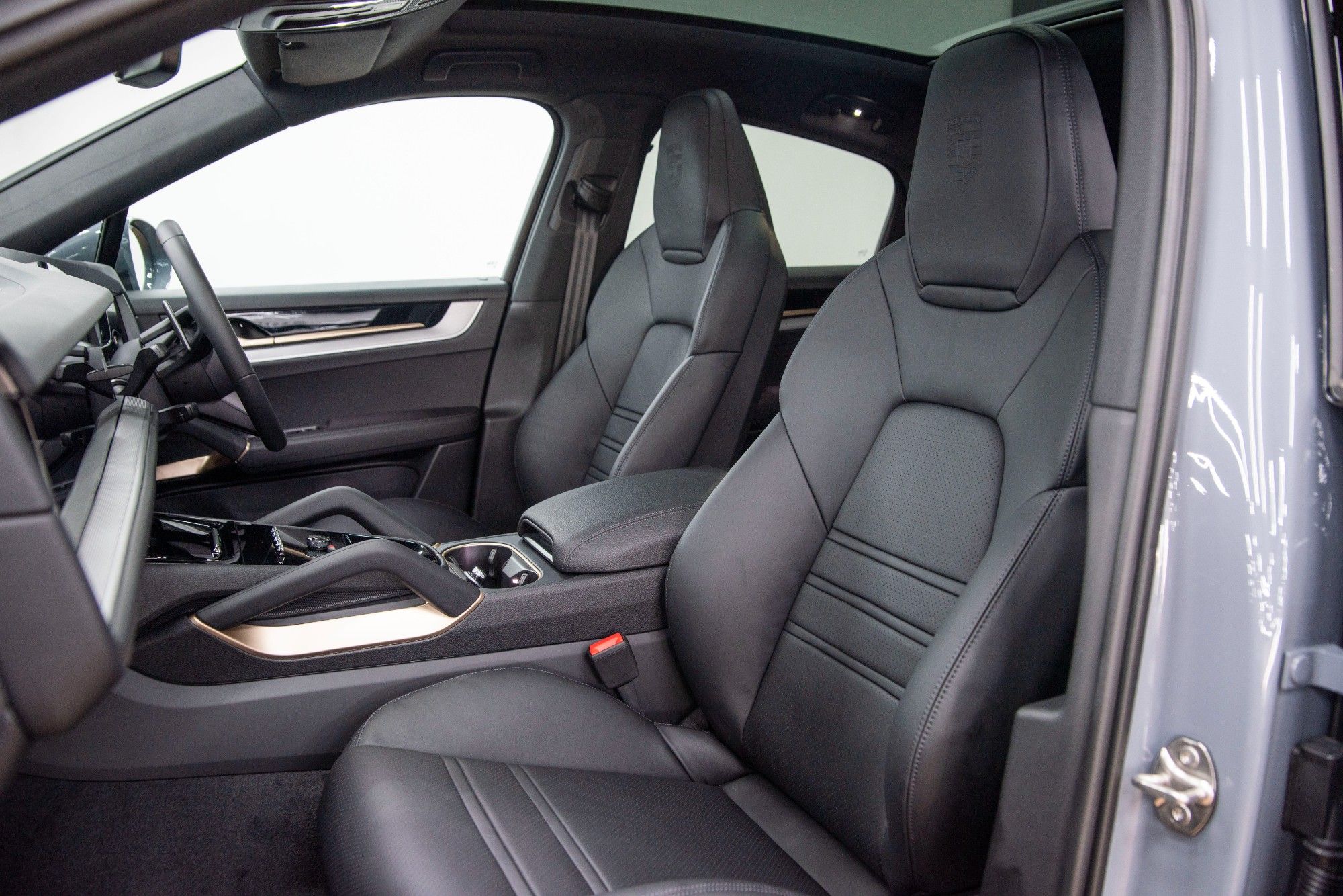 USED 2023 73 PORSCHE CAYENNE V6 E-HYBRID COUPE 