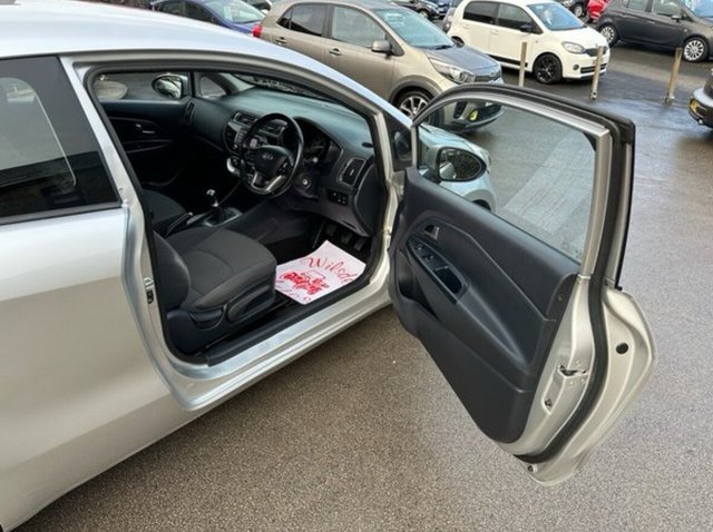 2016 KIA, RIO - Photo 9