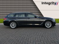 USED 2017 17 BMW 5 SERIES 2.0 520D SE TOURING 5d 188 BHP PROFESSIONAL NAVIGATION  - BLUETOOTH HANDSFREE - DAB RADIO - POWER TAILGATE - FRONT AND REAR SENSOR - HEATED FRONT SEATS - FINELINE WOOD TRIM