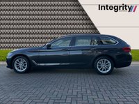 USED 2017 17 BMW 5 SERIES 2.0 520D SE TOURING 5d 188 BHP PROFESSIONAL NAVIGATION  - BLUETOOTH HANDSFREE - DAB RADIO - POWER TAILGATE - FRONT AND REAR SENSOR - HEATED FRONT SEATS - FINELINE WOOD TRIM
