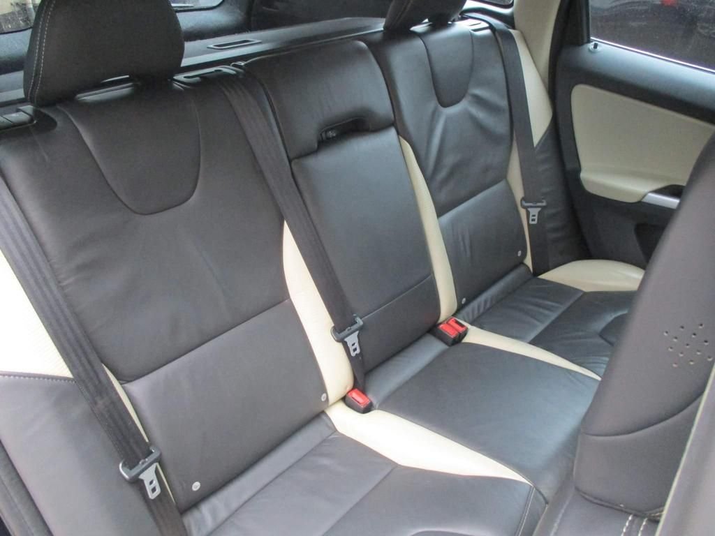 USED 2010 10 VOLVO XC60 2.4 D5 R-DESIGN SE AWD 5d 205 BHP 68000 MILES ONLY