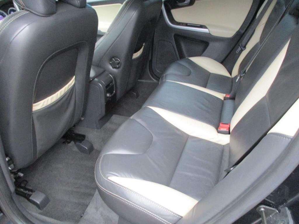 USED 2010 10 VOLVO XC60 2.4 D5 R-DESIGN SE AWD 5d 205 BHP 68000 MILES ONLY