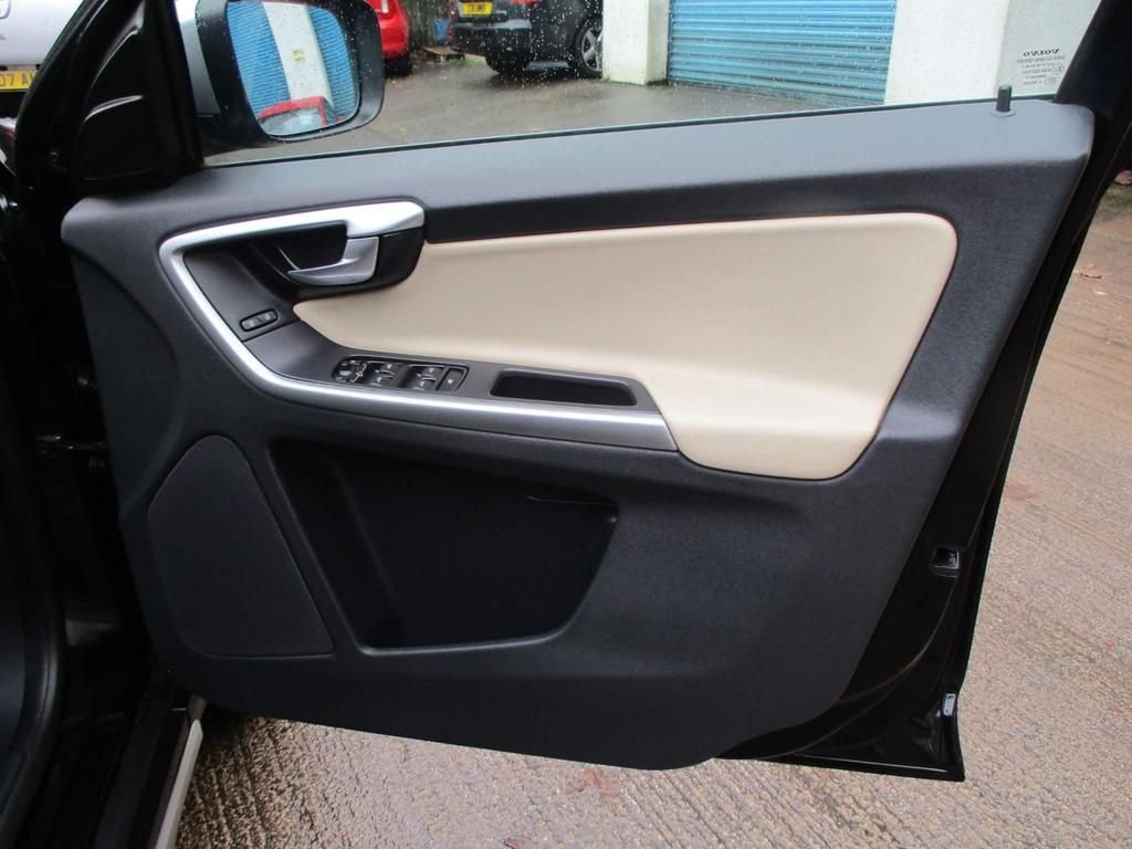 USED 2010 10 VOLVO XC60 2.4 D5 R-DESIGN SE AWD 5d 205 BHP 68000 MILES ONLY