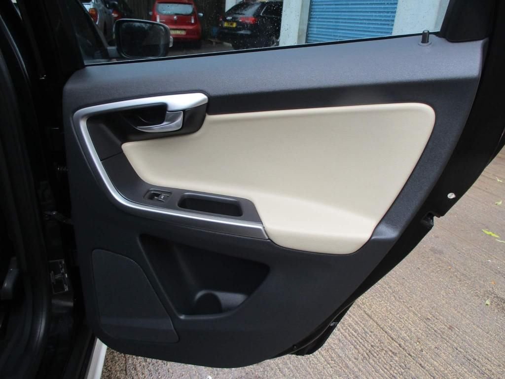 USED 2010 10 VOLVO XC60 2.4 D5 R-DESIGN SE AWD 5d 205 BHP 68000 MILES ONLY