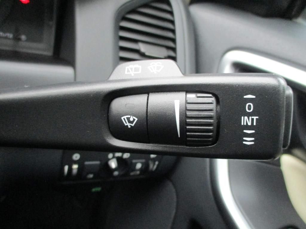 USED 2010 10 VOLVO XC60 2.4 D5 R-DESIGN SE AWD 5d 205 BHP 68000 MILES ONLY