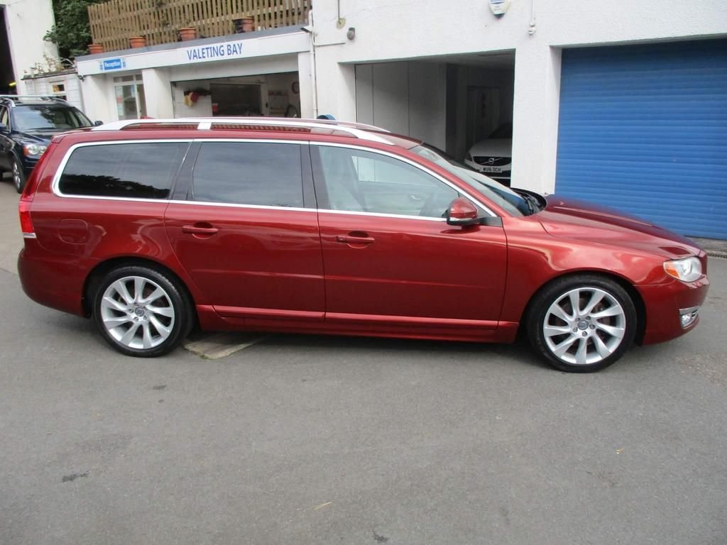 USED 2013 63 VOLVO V70 2.4 D5 SE LUX 5d 212 BHP WINTER + FAMILY PACK
