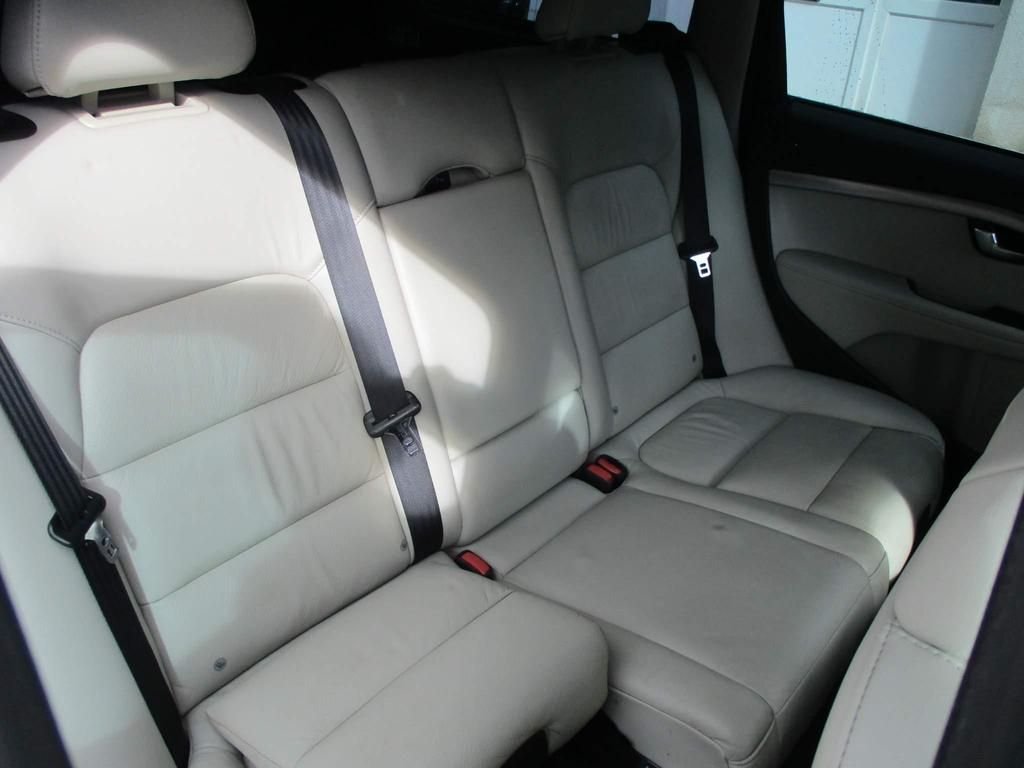 USED 2013 63 VOLVO V70 2.4 D5 SE LUX 5d 212 BHP WINTER + FAMILY PACK