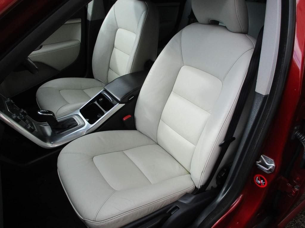 USED 2013 63 VOLVO V70 2.4 D5 SE LUX 5d 212 BHP WINTER + FAMILY PACK