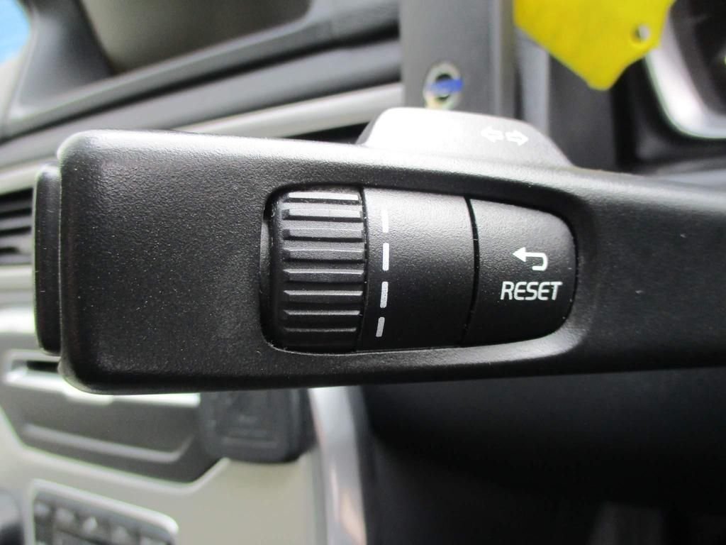 USED 2013 63 VOLVO V70 2.4 D5 SE LUX 5d 212 BHP WINTER + FAMILY PACK