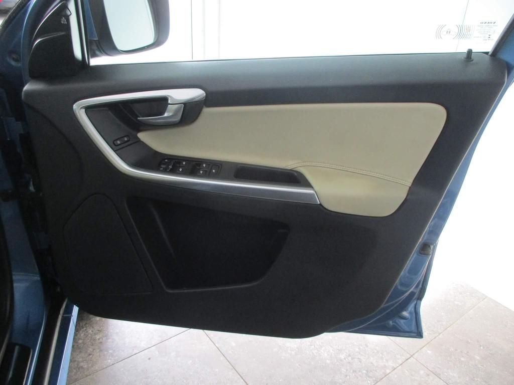 USED 2016 66 VOLVO XC60 2.4 D5 SE LUX NAV AWD 5d 217 BHP DRIVERS SUPPORT PACK