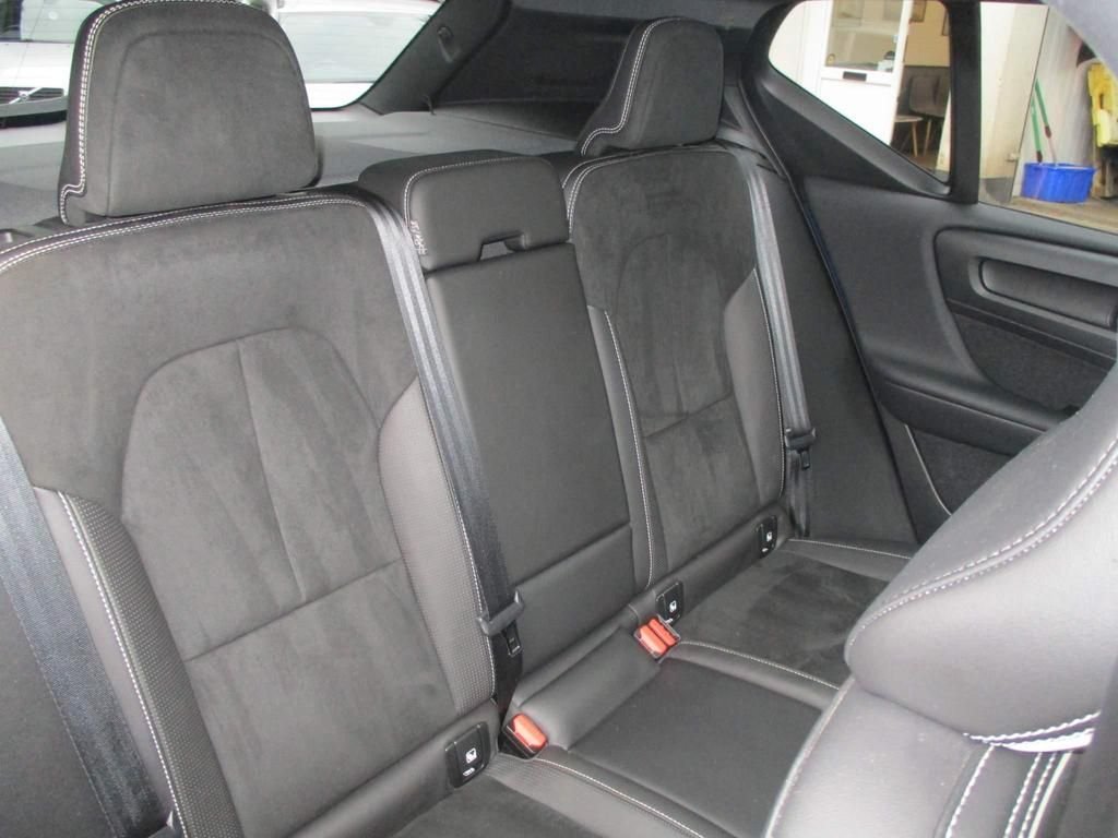 USED 2020 20 VOLVO XC40 2.0 D4 R-DESIGN PRO AWD 5d 188 BHP FULL SERVICE HISTORY