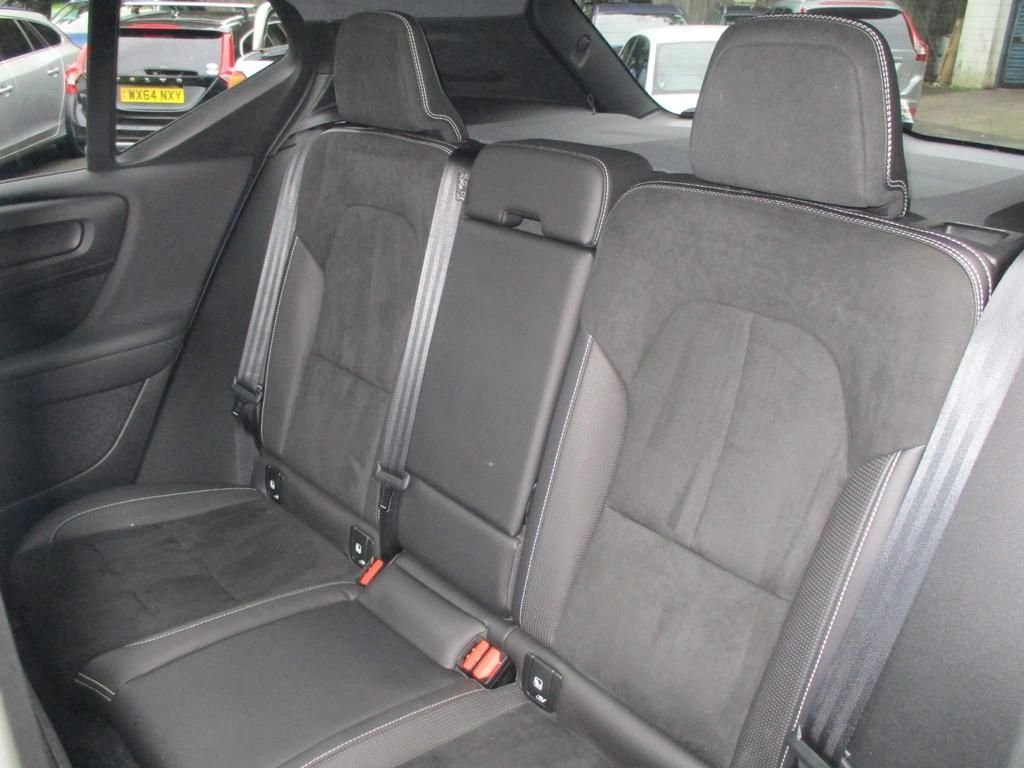 USED 2020 20 VOLVO XC40 2.0 D4 R-DESIGN PRO AWD 5d 188 BHP FULL SERVICE HISTORY