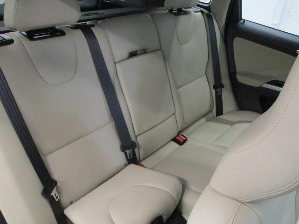 USED 2014 14 VOLVO XC60 2.4 D4 SE LUX NAV AWD 5d 178 BHP WINTER + FAMILY PACK