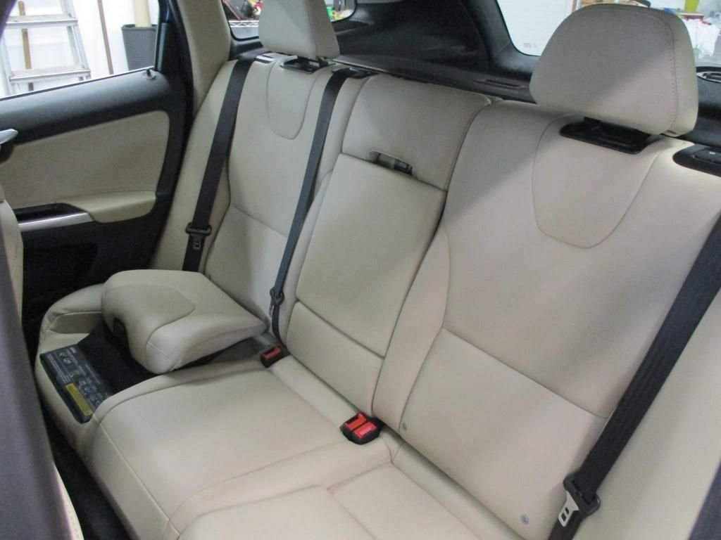 USED 2014 14 VOLVO XC60 2.4 D4 SE LUX NAV AWD 5d 178 BHP WINTER + FAMILY PACK