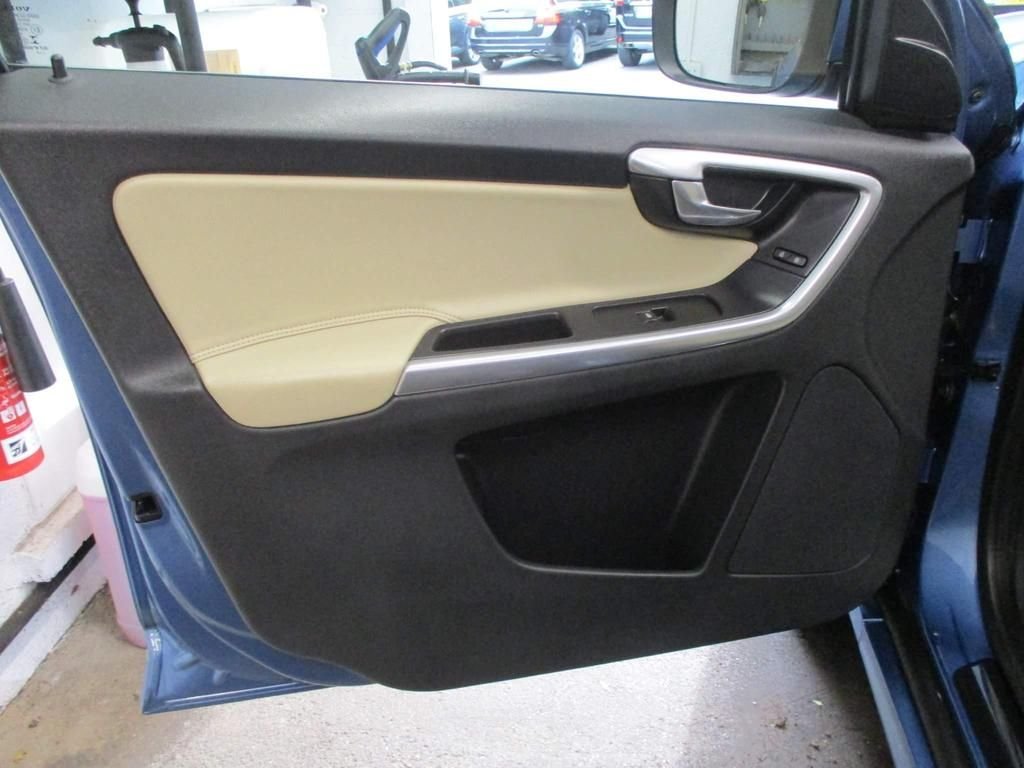 USED 2014 14 VOLVO XC60 2.4 D4 SE LUX NAV AWD 5d 178 BHP WINTER + FAMILY PACK