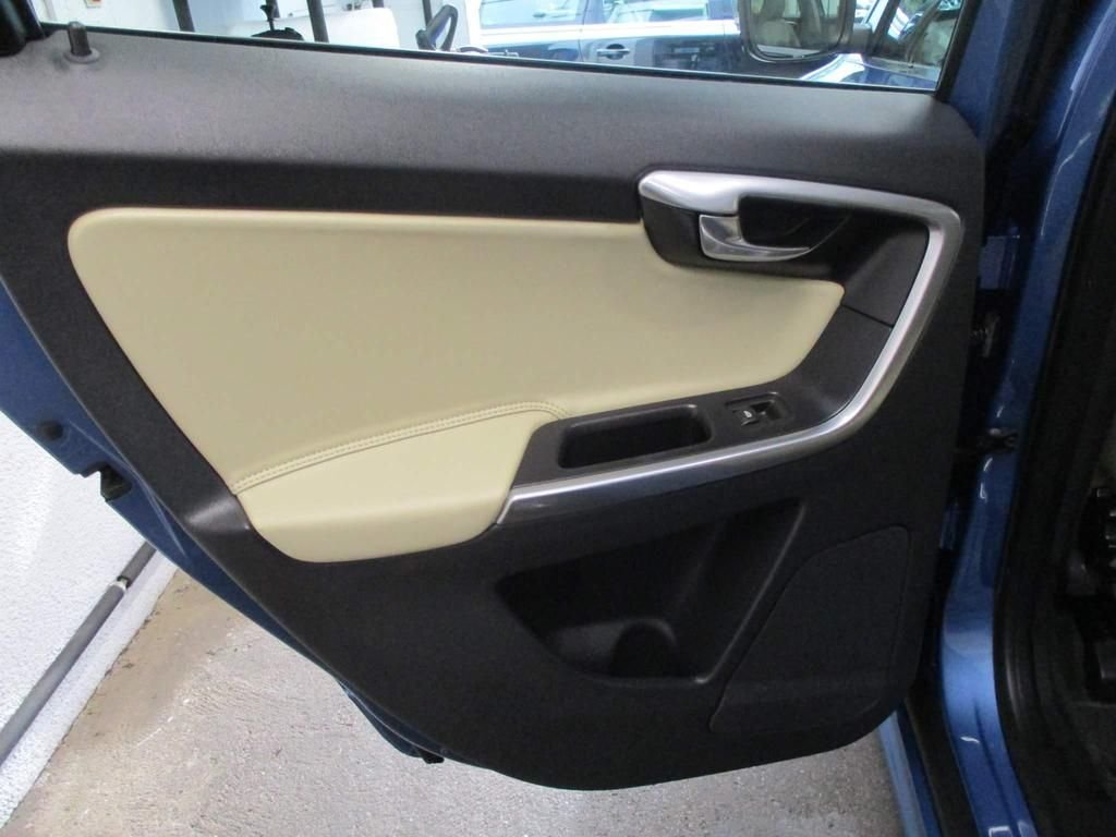 USED 2014 14 VOLVO XC60 2.4 D4 SE LUX NAV AWD 5d 178 BHP WINTER + FAMILY PACK