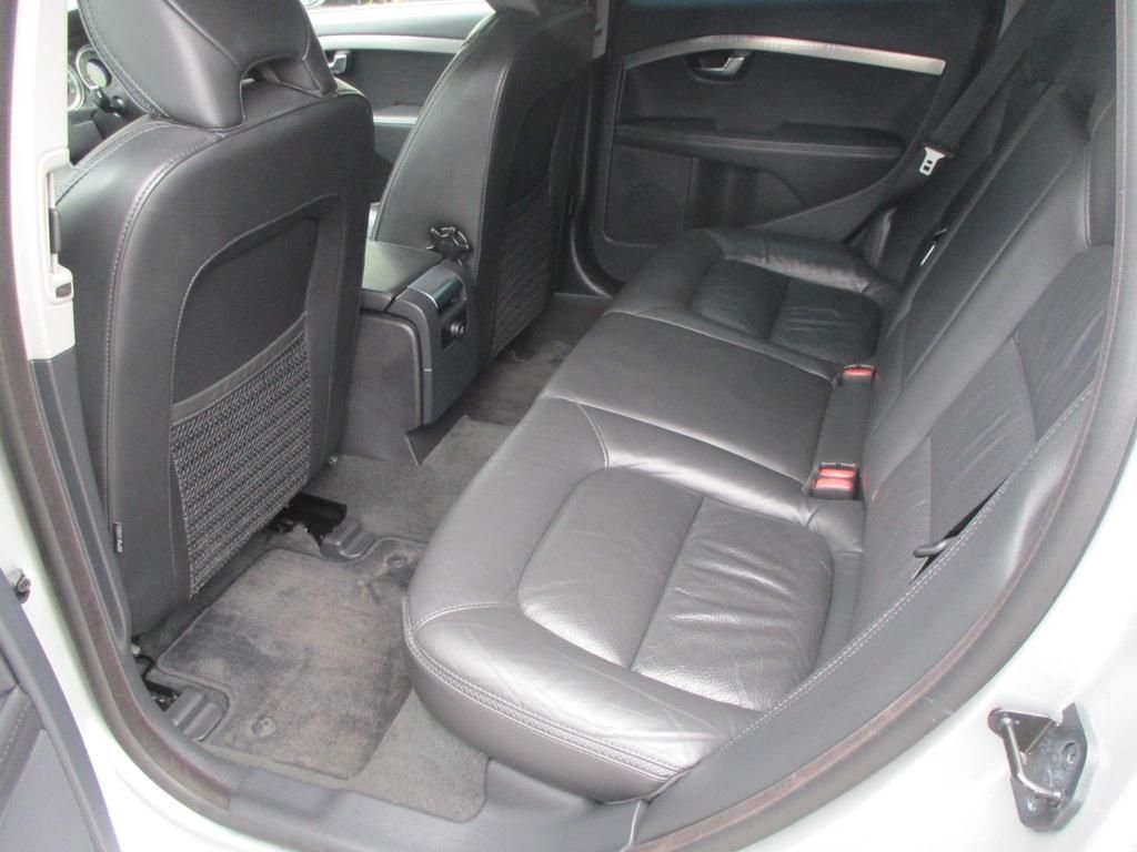 USED 2011 61 VOLVO XC70 2.4 D5 SE LUX AWD 5d 212 BHP LOW MILEAGE WITH FSH !!