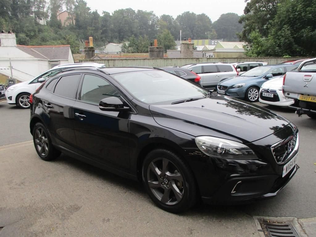 USED 2023 64 VOLVO V40 CROSS COUNTRY 2.0  HEATED SEATS + SAT NAV