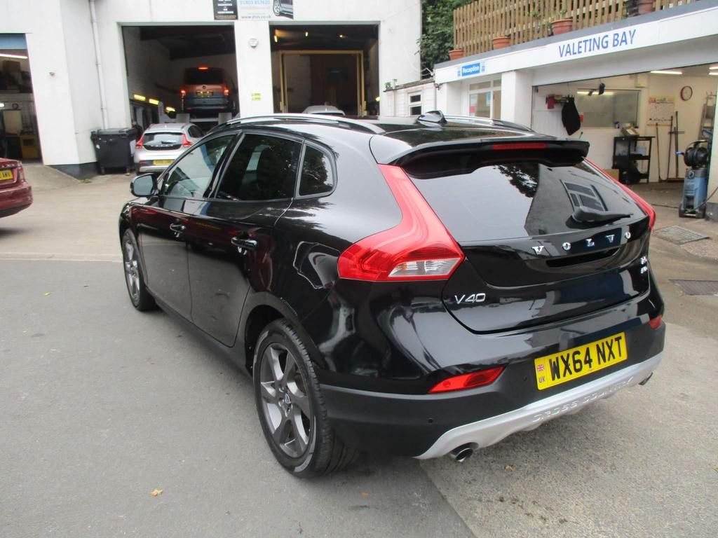 USED 2023 64 VOLVO V40 CROSS COUNTRY 2.0  HEATED SEATS + SAT NAV