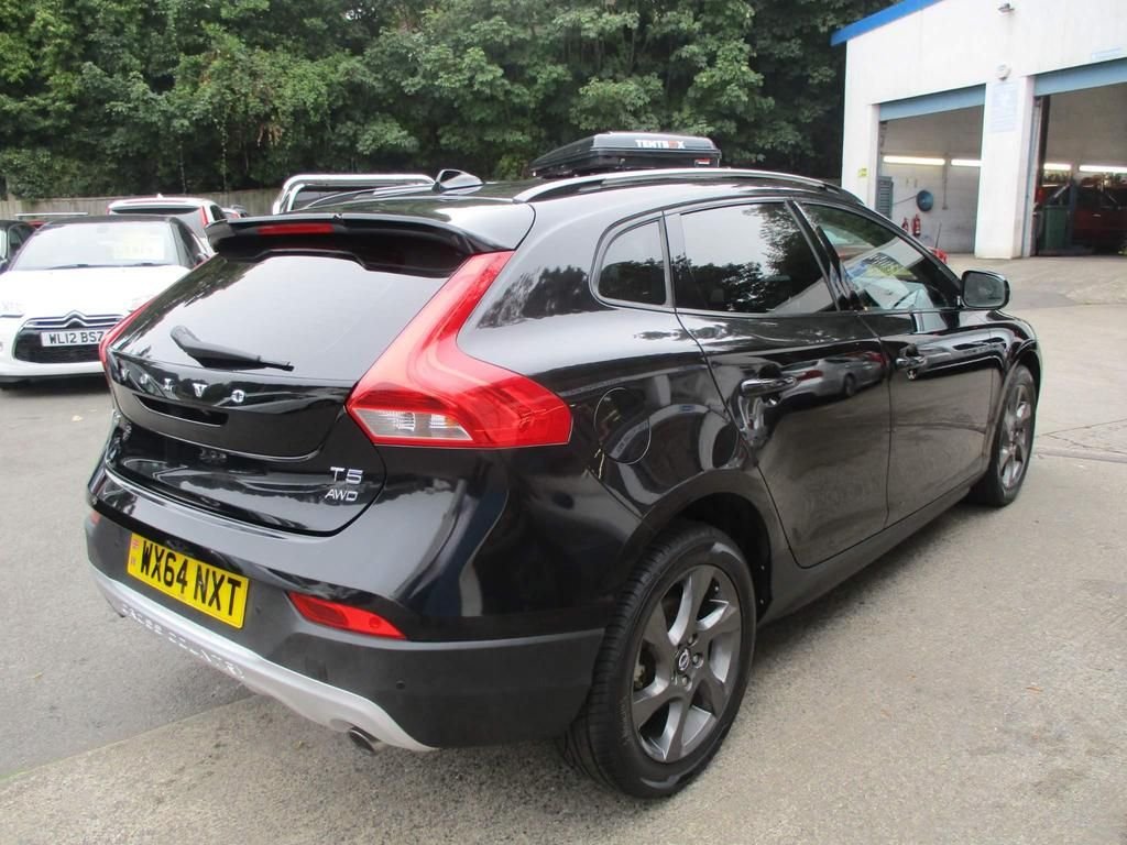 USED 2023 64 VOLVO V40 CROSS COUNTRY 2.0  HEATED SEATS + SAT NAV