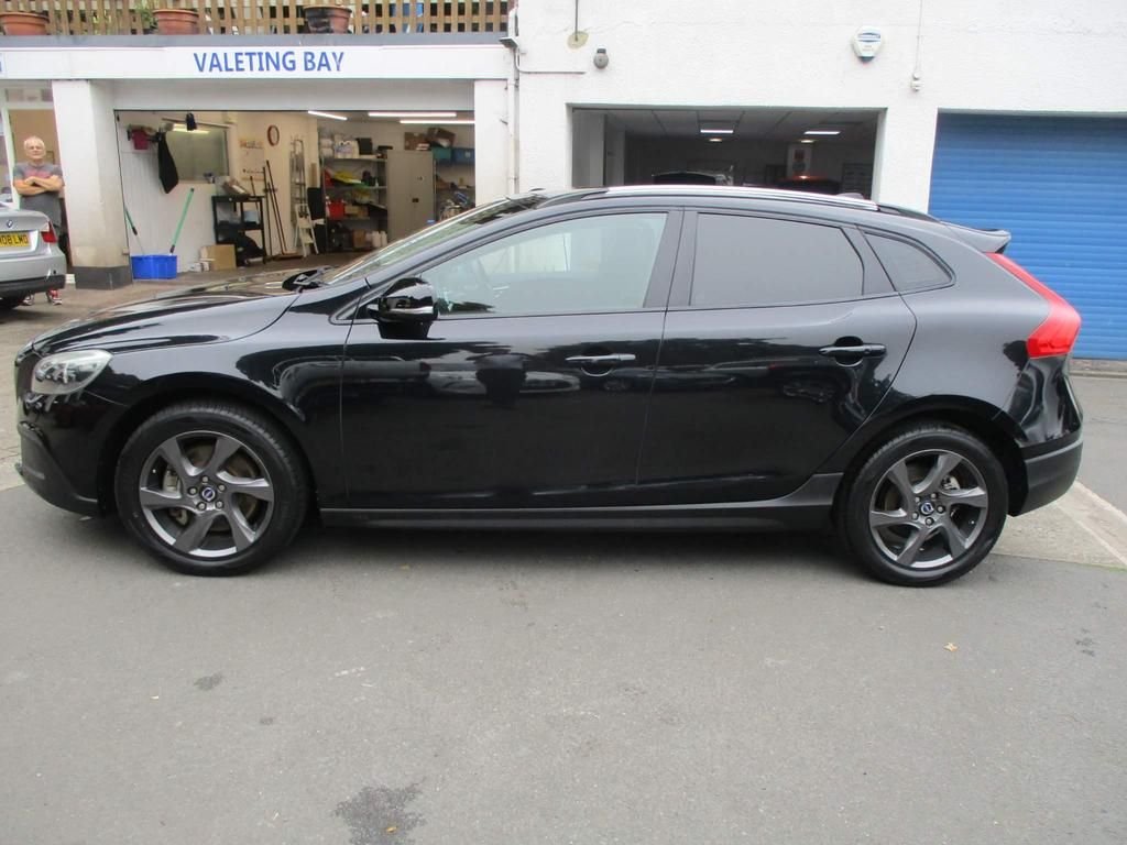 USED 2023 64 VOLVO V40 CROSS COUNTRY 2.0  HEATED SEATS + SAT NAV