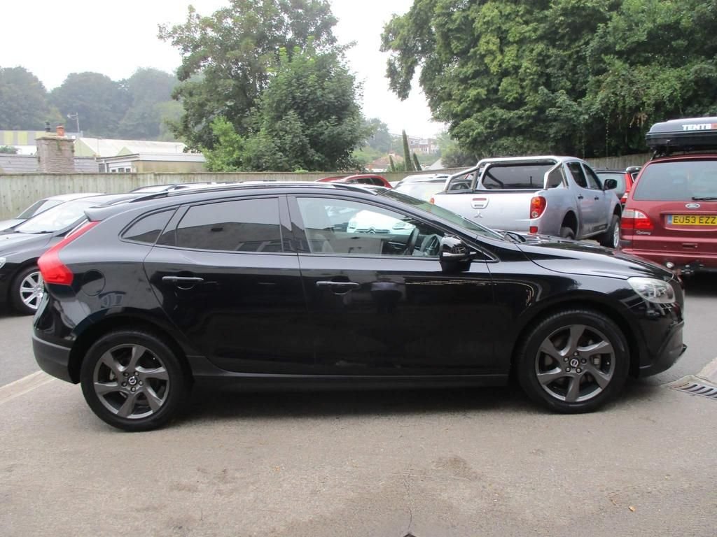 USED 2023 64 VOLVO V40 CROSS COUNTRY 2.0  HEATED SEATS + SAT NAV