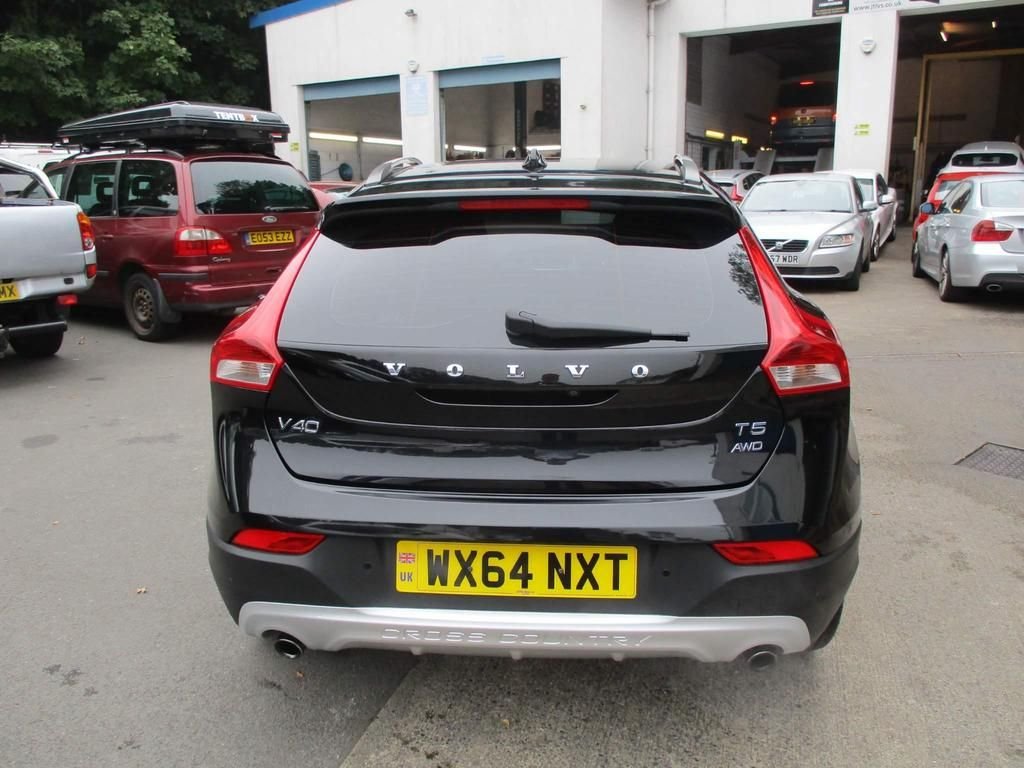 USED 2023 64 VOLVO V40 CROSS COUNTRY 2.0  HEATED SEATS + SAT NAV