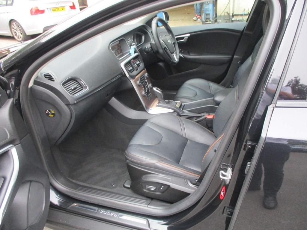 USED 2023 64 VOLVO V40 CROSS COUNTRY 2.0  HEATED SEATS + SAT NAV