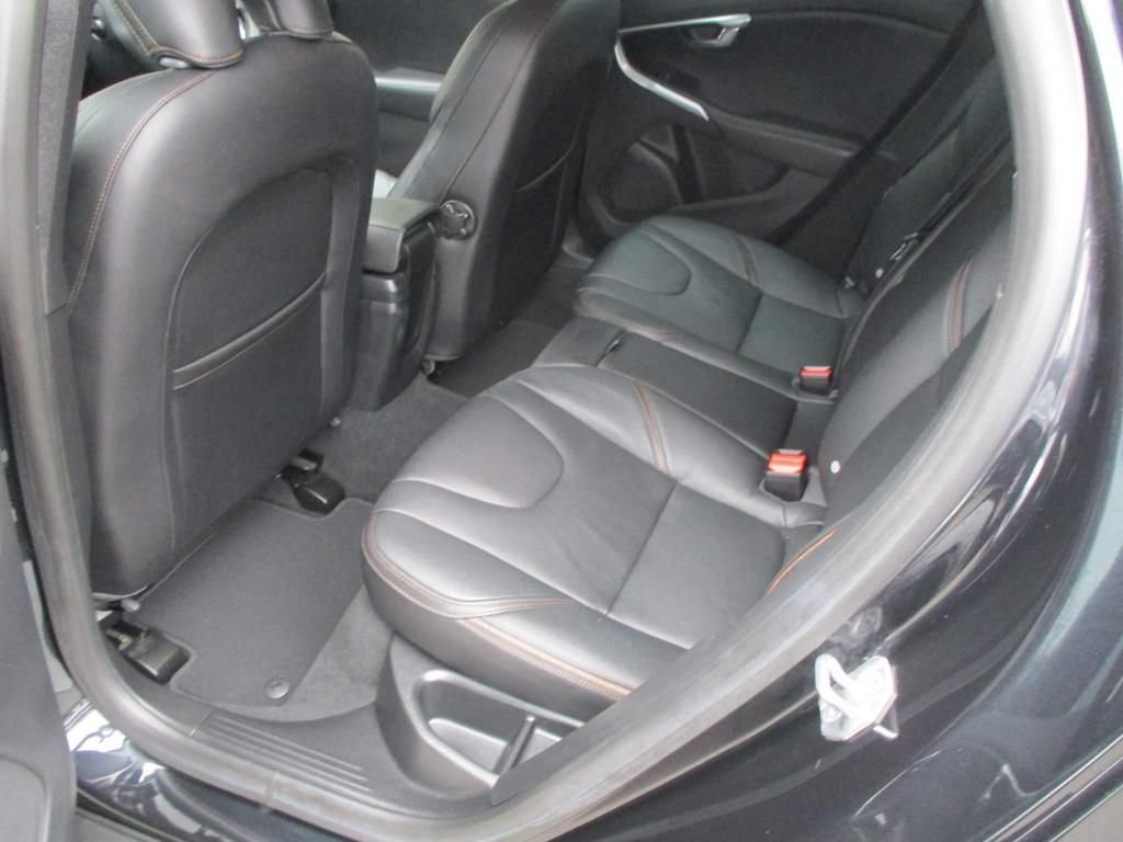 USED 2023 64 VOLVO V40 CROSS COUNTRY 2.0  HEATED SEATS + SAT NAV