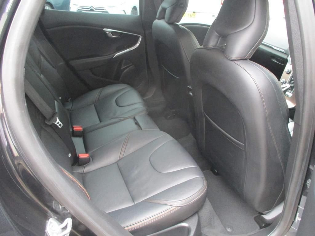 USED 2023 64 VOLVO V40 CROSS COUNTRY 2.0  HEATED SEATS + SAT NAV