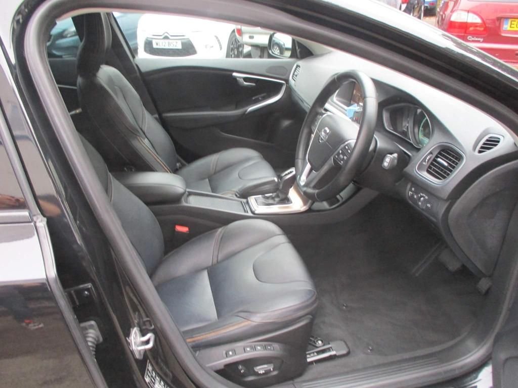 USED 2023 64 VOLVO V40 CROSS COUNTRY 2.0  HEATED SEATS + SAT NAV