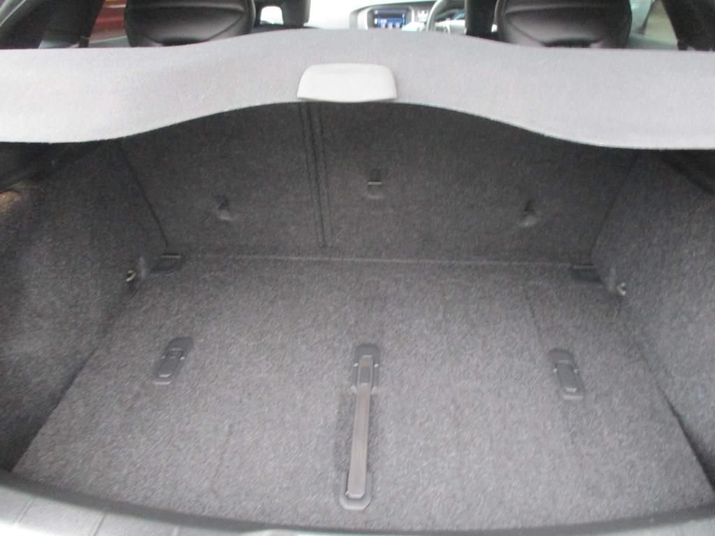 USED 2023 64 VOLVO V40 CROSS COUNTRY 2.0  HEATED SEATS + SAT NAV
