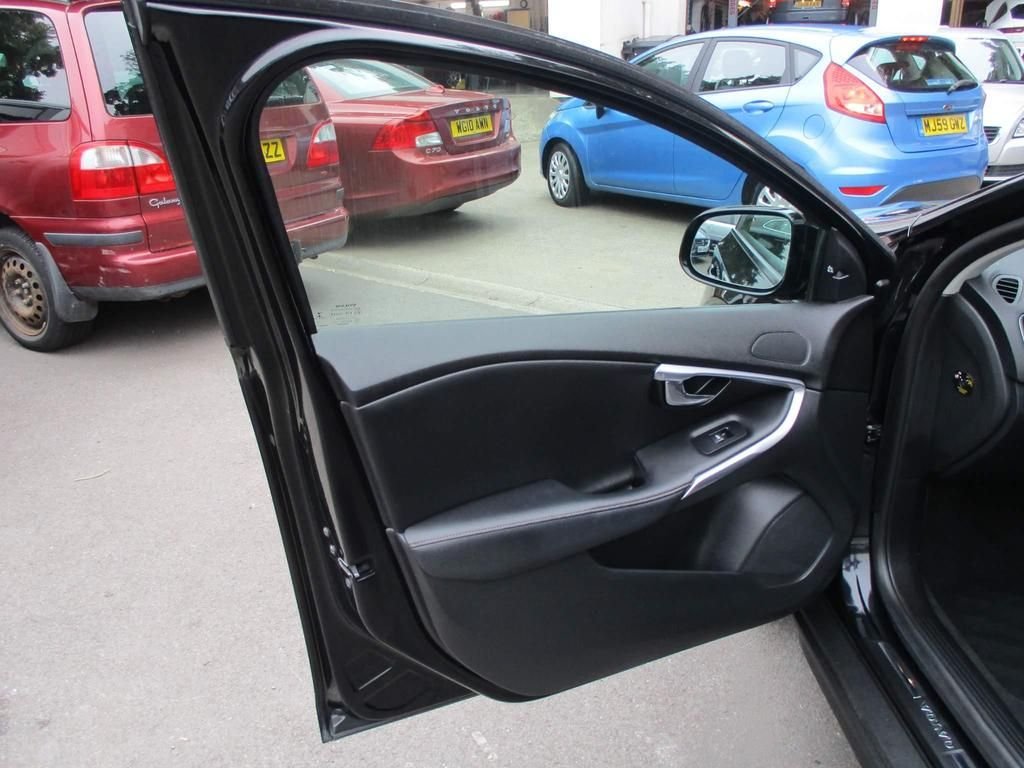 USED 2023 64 VOLVO V40 CROSS COUNTRY 2.0  HEATED SEATS + SAT NAV