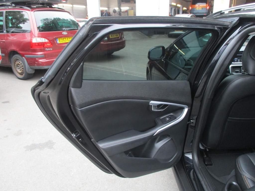 USED 2023 64 VOLVO V40 CROSS COUNTRY 2.0  HEATED SEATS + SAT NAV