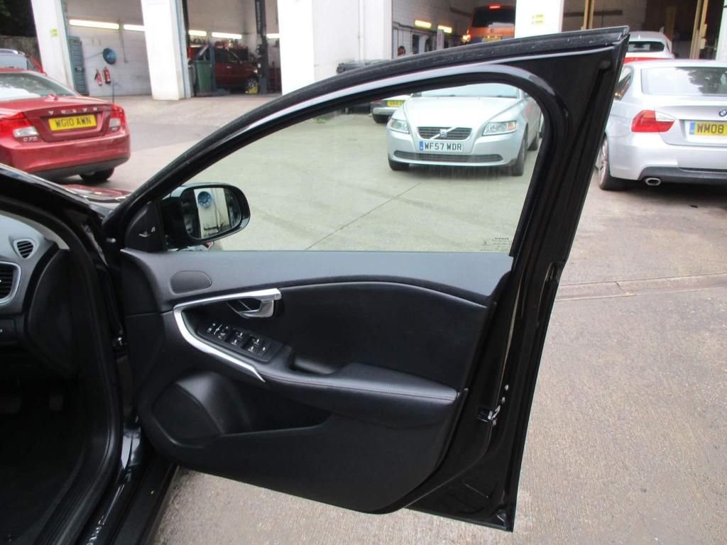 USED 2023 64 VOLVO V40 CROSS COUNTRY 2.0  HEATED SEATS + SAT NAV
