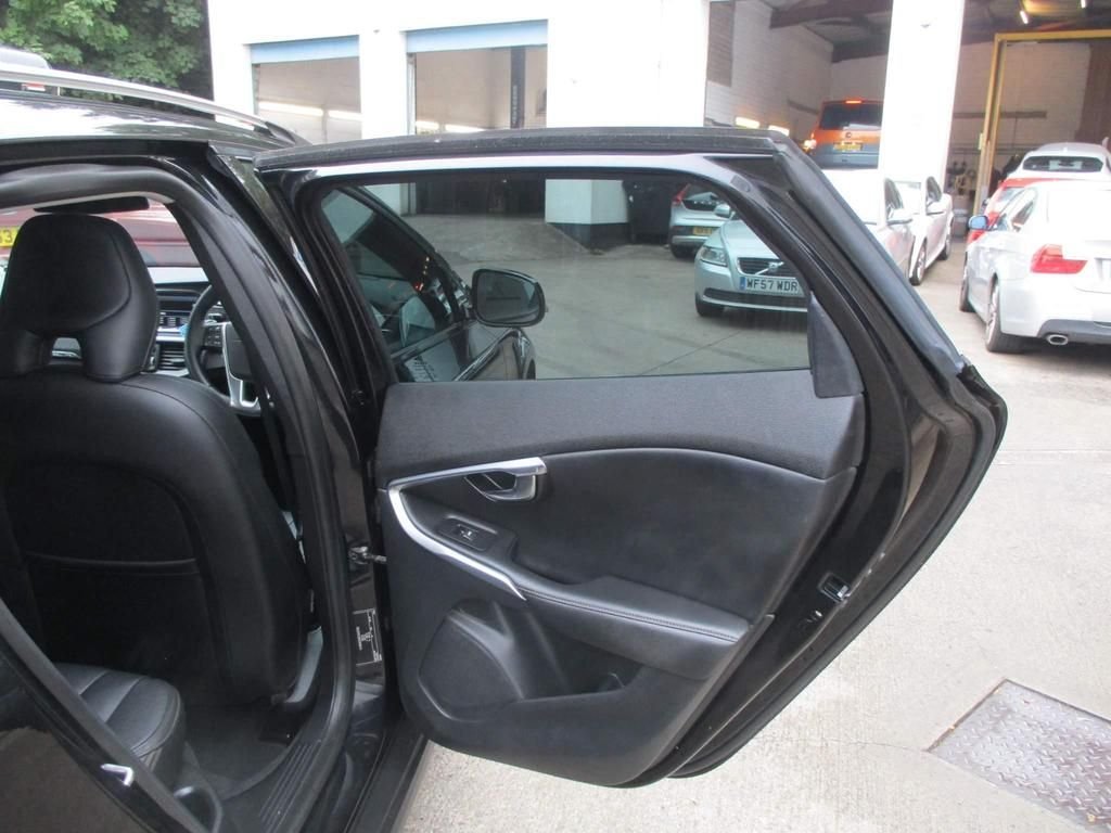 USED 2023 64 VOLVO V40 CROSS COUNTRY 2.0  HEATED SEATS + SAT NAV