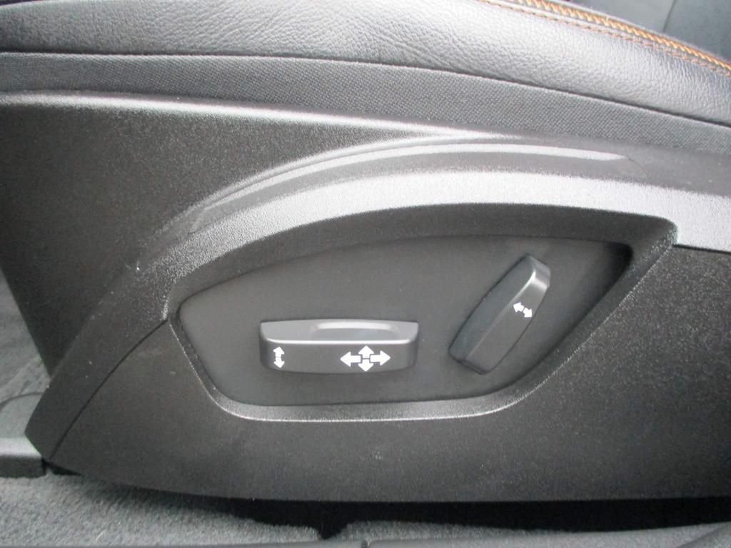 USED 2023 64 VOLVO V40 CROSS COUNTRY 2.0  HEATED SEATS + SAT NAV