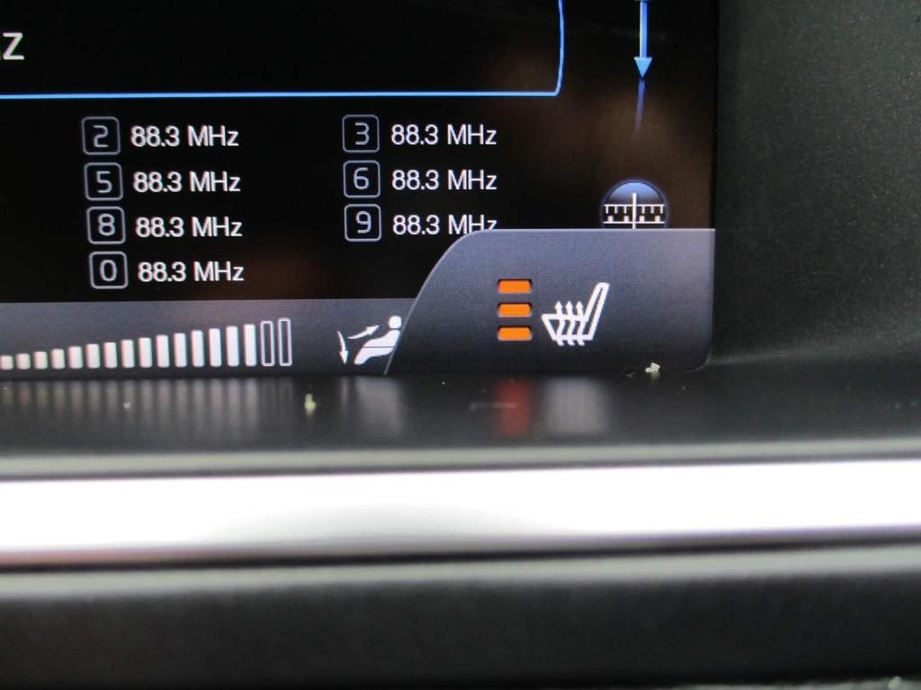 USED 2023 64 VOLVO V40 CROSS COUNTRY 2.0  HEATED SEATS + SAT NAV