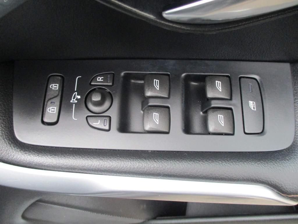 USED 2023 64 VOLVO V40 CROSS COUNTRY 2.0  HEATED SEATS + SAT NAV