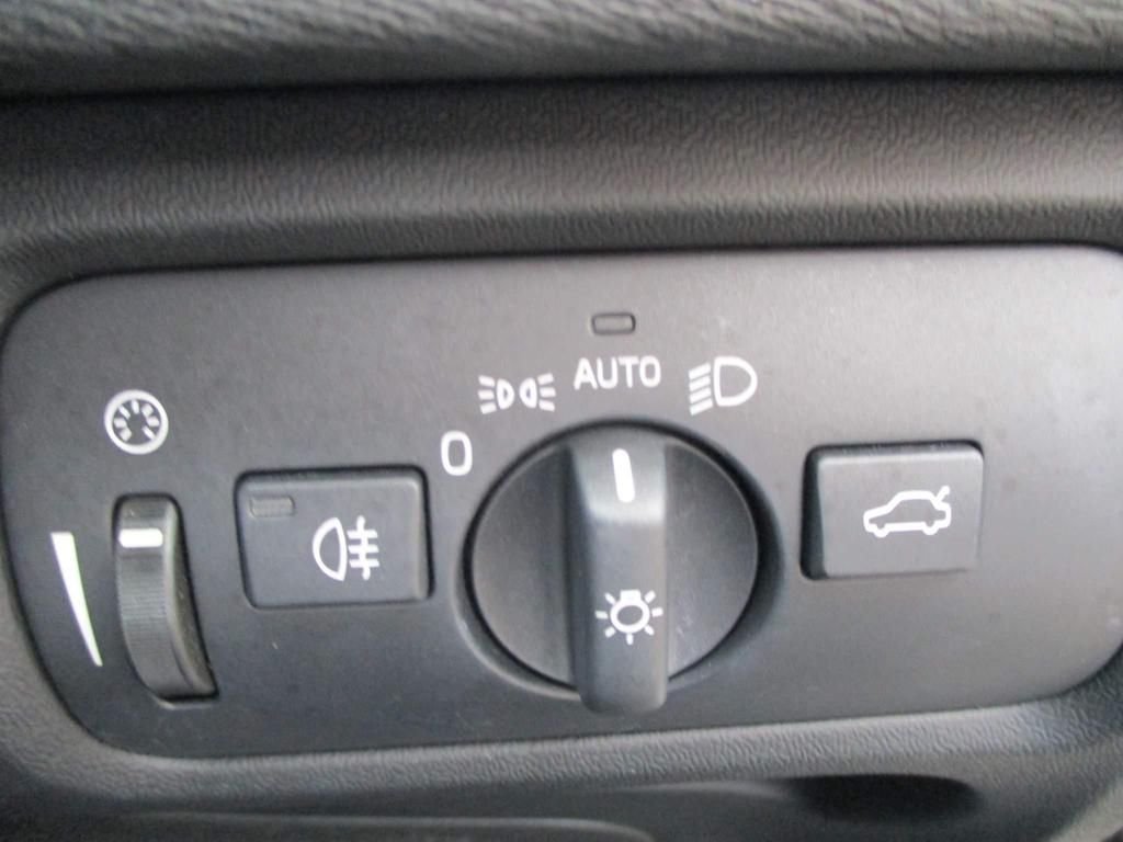 USED 2023 64 VOLVO V40 CROSS COUNTRY 2.0  HEATED SEATS + SAT NAV