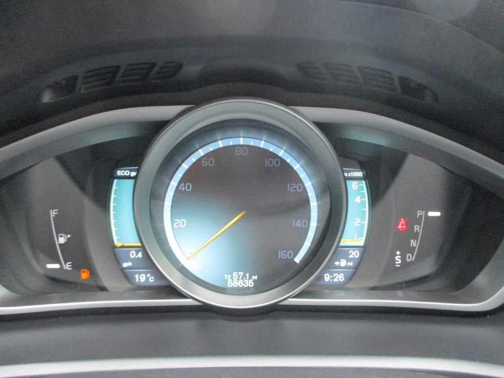 USED 2023 64 VOLVO V40 CROSS COUNTRY 2.0  HEATED SEATS + SAT NAV
